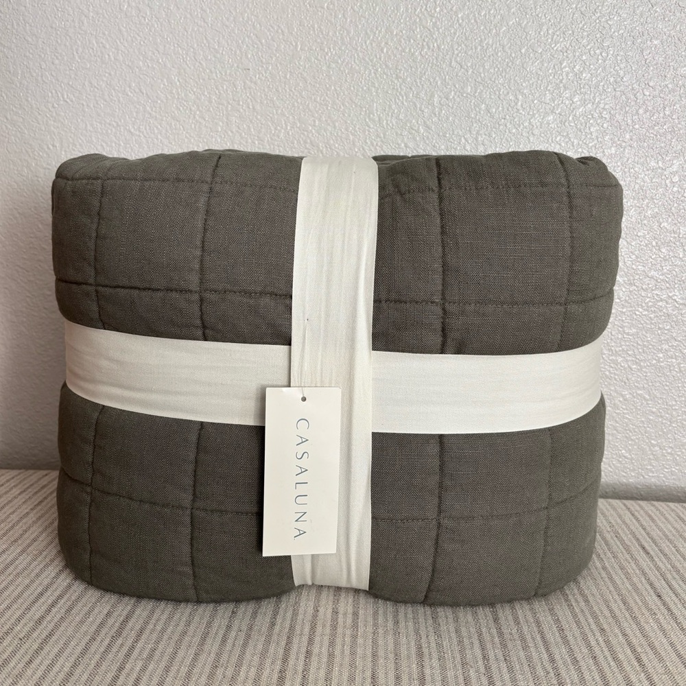 NWT Full/Queen Heavyweight Linen Blend Quilt Olive Green - Casaluna